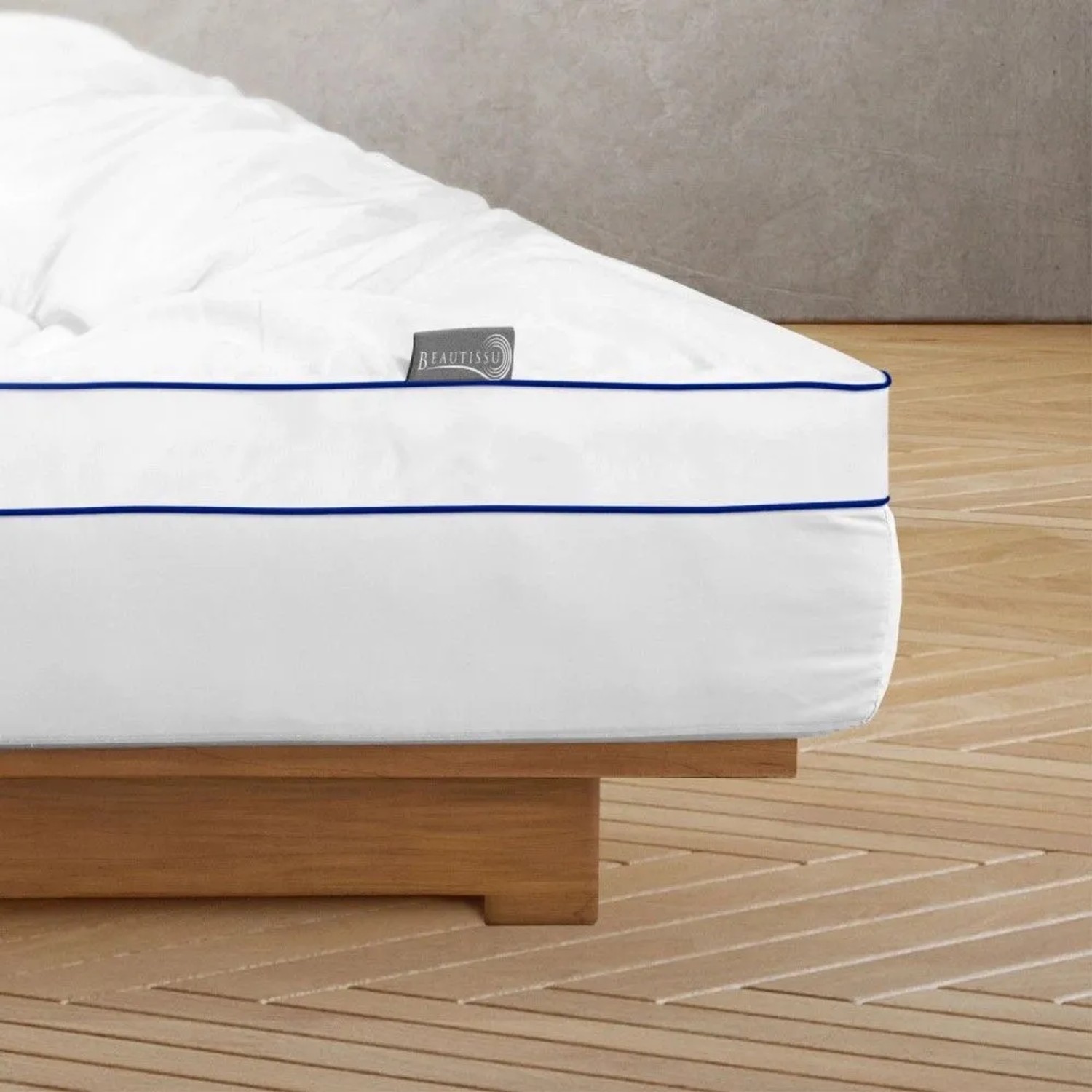 Beautissu BeauNuit MT Base Matratzenschoner 90x200, weiße Matratzenauflage mit blauem Rand.