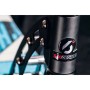 Six Degrees Logo auf schwarzem Aluminium Scooter. Detail der Lenkstange, Befestigung, türkises Deck. Sport & Fitness.