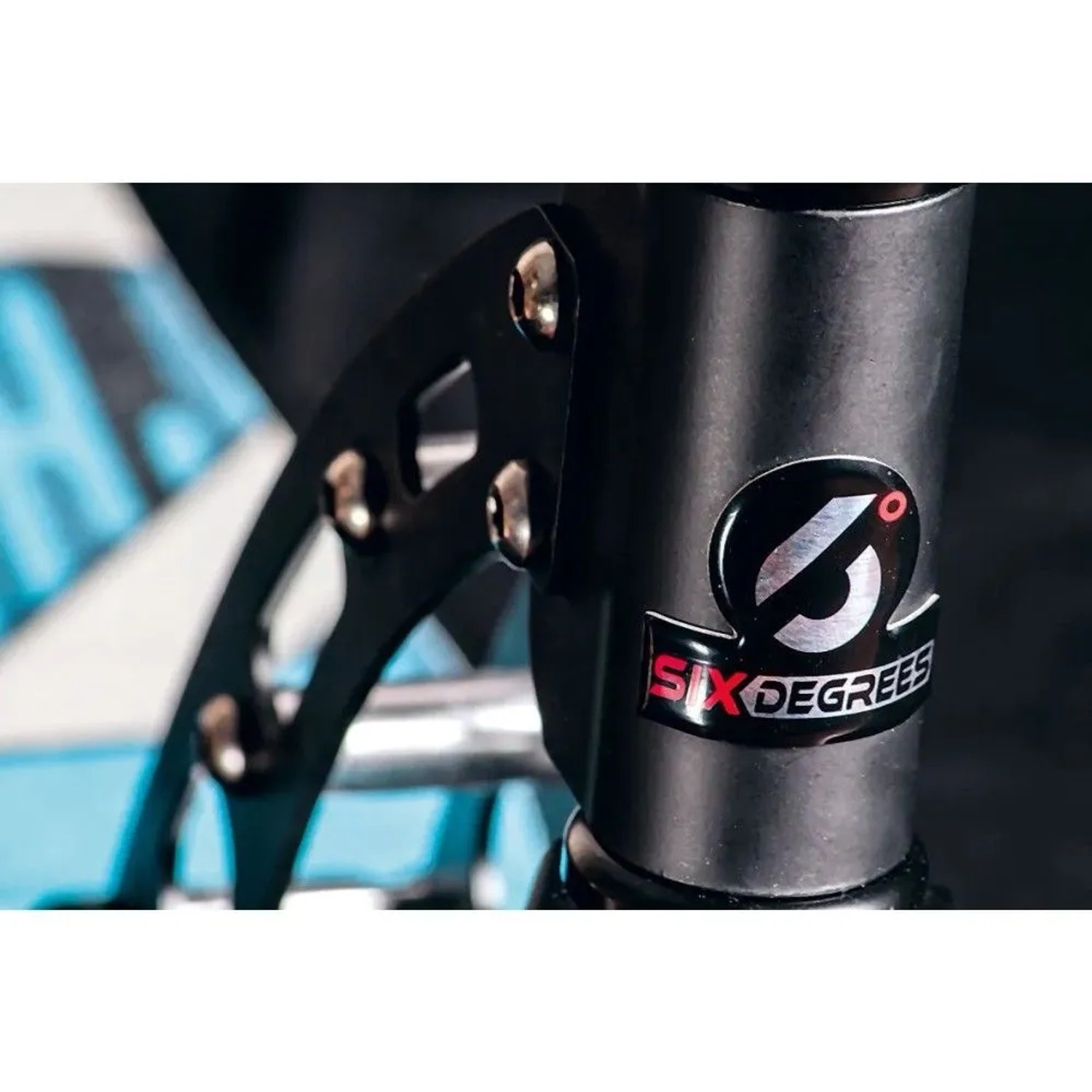 Six Degrees Logo auf schwarzem Aluminium Scooter. Detail der Lenkstange, Befestigung, türkises Deck. Sport & Fitness.