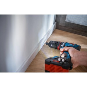 Bosch Professional Akku-Bohrschrauber GSR 18 V-90 FC im Einsatz an einer Wand.