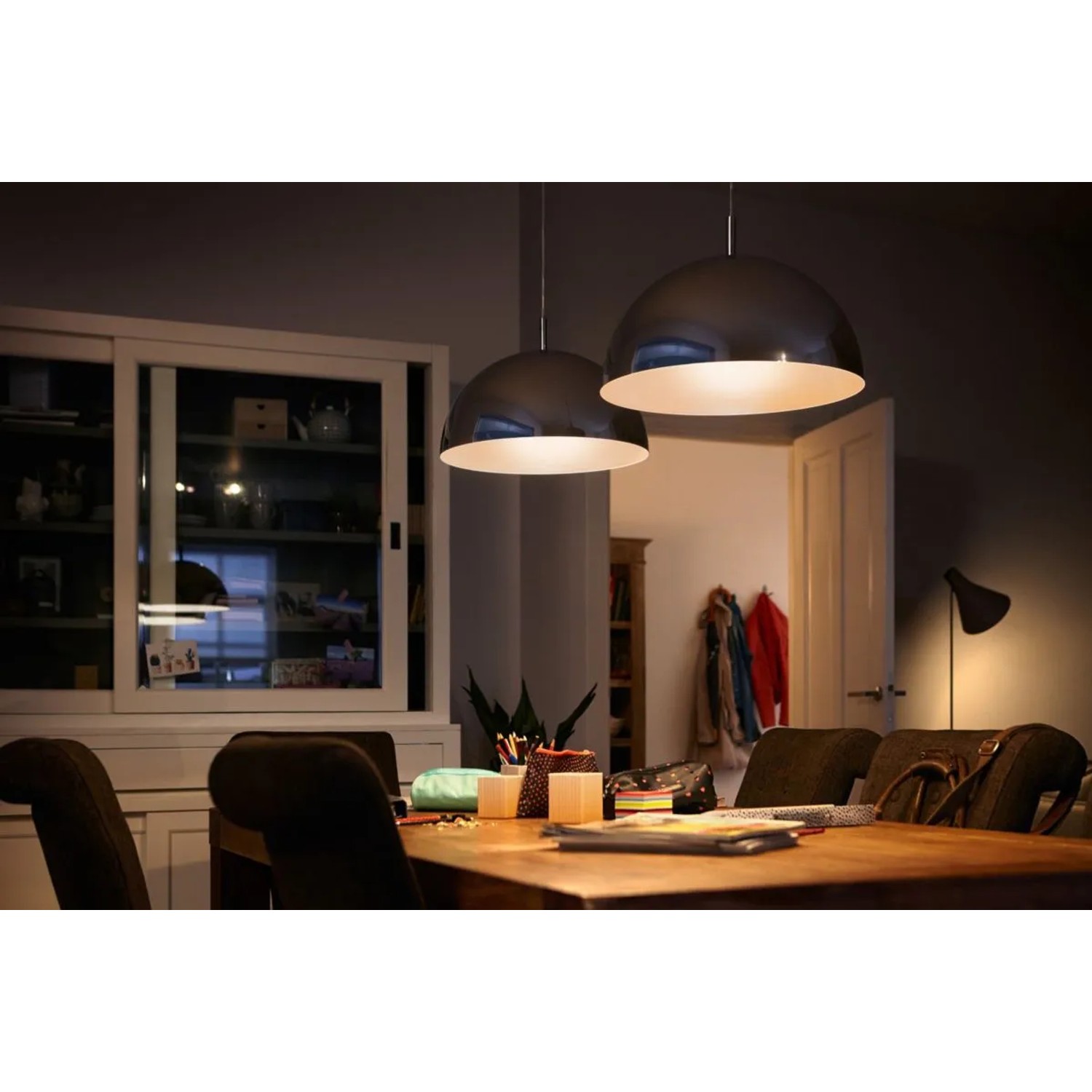 Zwei Philips GU10 LED Lampen (4,7W) mit warmweißem Licht über einem Esstisch.
