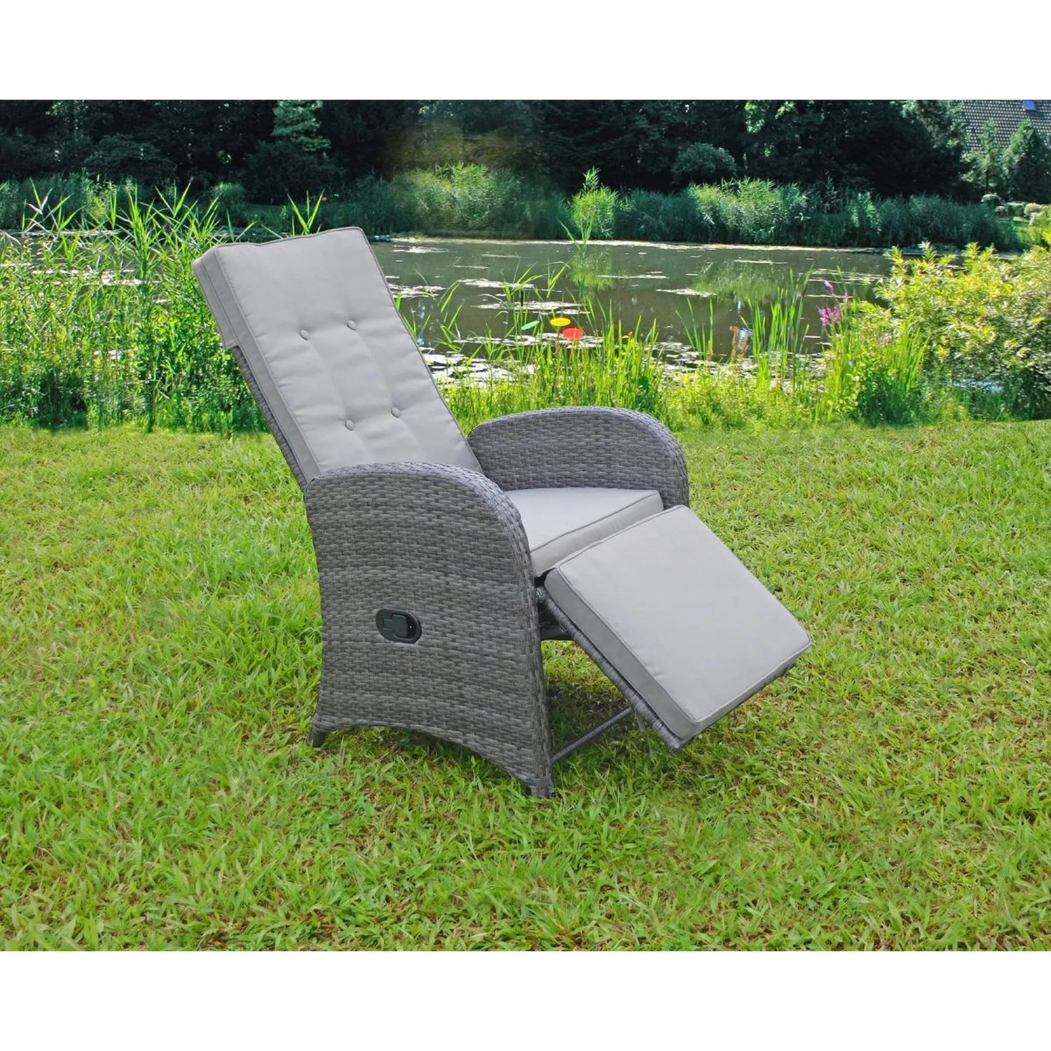 Grauer Relaxsessel Salerno (2er-Set) mit verstellbarer Rückenlehne und Fußteil im Garten.