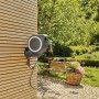 Gardena Wand-Schlauchbox RollUp S mit 15m Schlauch an Holzwand im Garten.