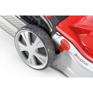 Detailaufnahme: Rad und Höhenverstellung des Al-Ko Silver 46.4 E Comfort Elektro-Rasenmähers.