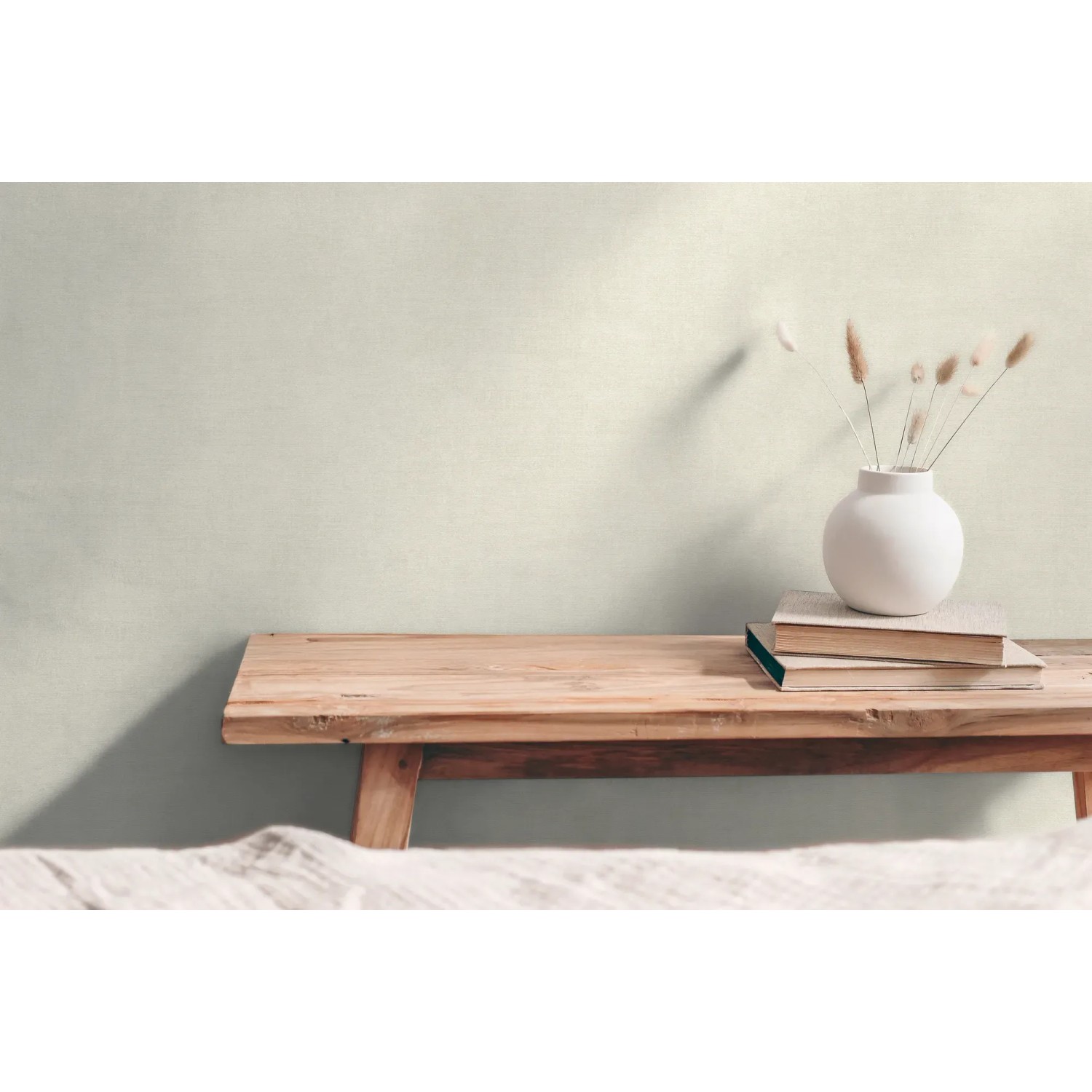 AS Creation Vliestapete Uni Beige an Wand, mit Deko auf Holzbank. Dekorative Tapete für Wohnraum.