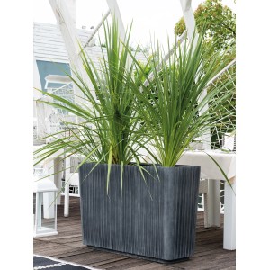Deroma Pflanzkasten Hoch Link 2er Set, anthrazitfarbener Pflanzkübel mit Pflanzen auf einer Terrasse.