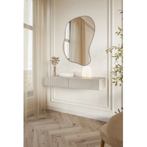 Eleganter Selsey Veldio Wand-Schminktisch Greige mit Lamellenfront, zwei Schubladen, Spiegel und Deko im modernen Schlafzimmer.