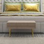 Beige HOMCOM Polsterbank mit Samtoptik und Stauraum, goldene Beine, vor einem Bett. Ideal als Hocker.