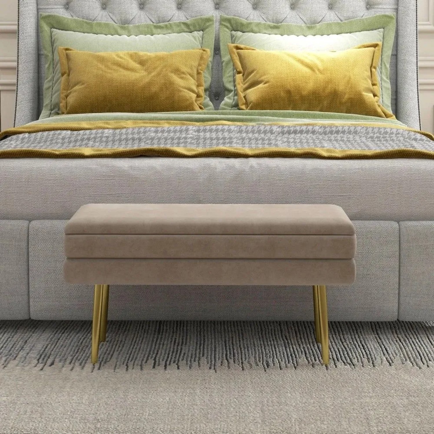 Beige HOMCOM Polsterbank mit Samtoptik und Stauraum, goldene Beine, vor einem Bett. Ideal als Hocker.