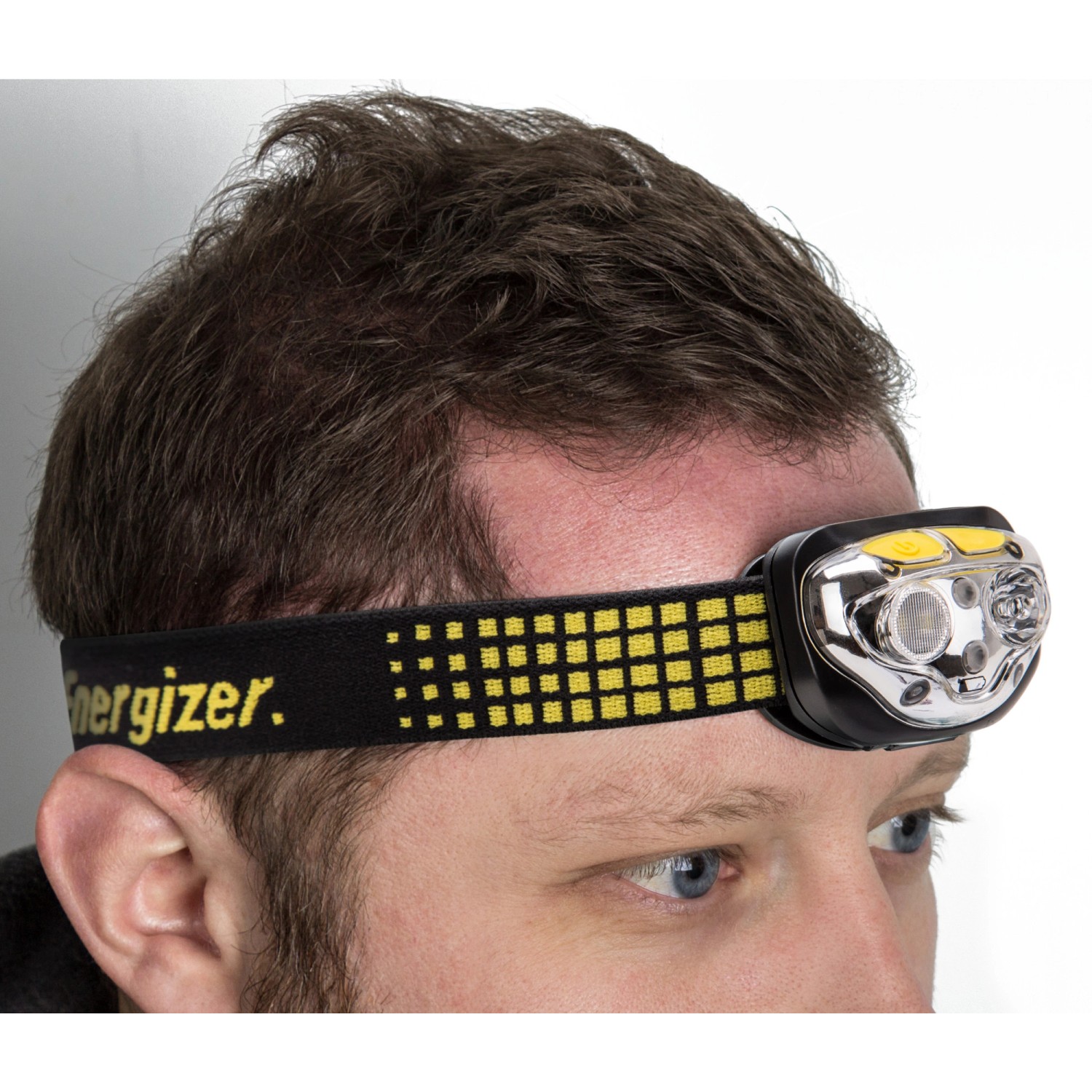 Energizer Vision Ultra Kopflampe mit gelbem Stirnband am Kopf, Taschenlampe für den OBI Markt.