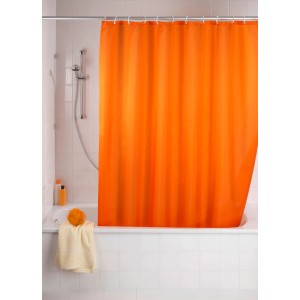 Orangefarbener Wenko Duschvorhang Uni 180x200 cm im Badezimmer.
