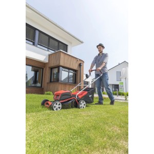 Al-Ko Akku-Rasenmäher 42.9 LI Energy Flex mit Akku und Ladegerät im Einsatz.