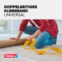 Person fixiert Teppich mit gelbem tesa Universal Doppelseitigem Klebeband auf dem Boden. Sicherer Halt.
