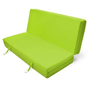 Zusammengeklappte, apfelgrüne Beautissu Klappmatratze 195x120x7cm als Gästebett.
