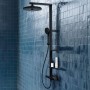 Ideal Standard Brausegarnitur Thermostat mit Regen- und Handbrause, Schwarz Matt vor blauer Wand.