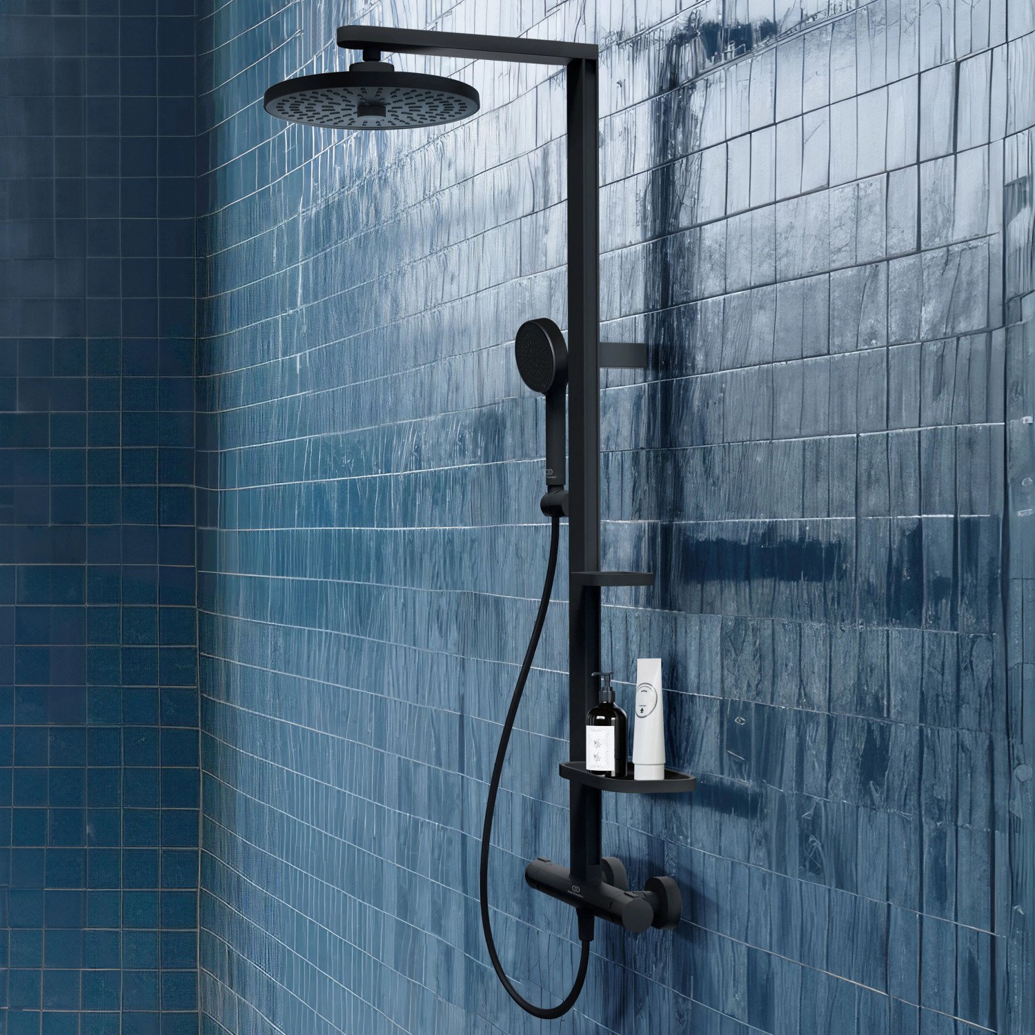 Ideal Standard Brausegarnitur Thermostat mit Regen- und Handbrause, Schwarz Matt vor blauer Wand.