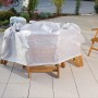 Weiße LUX Gewebeplane 2x3m schützt Gartenmöbel vor Schmutz und Nässe.