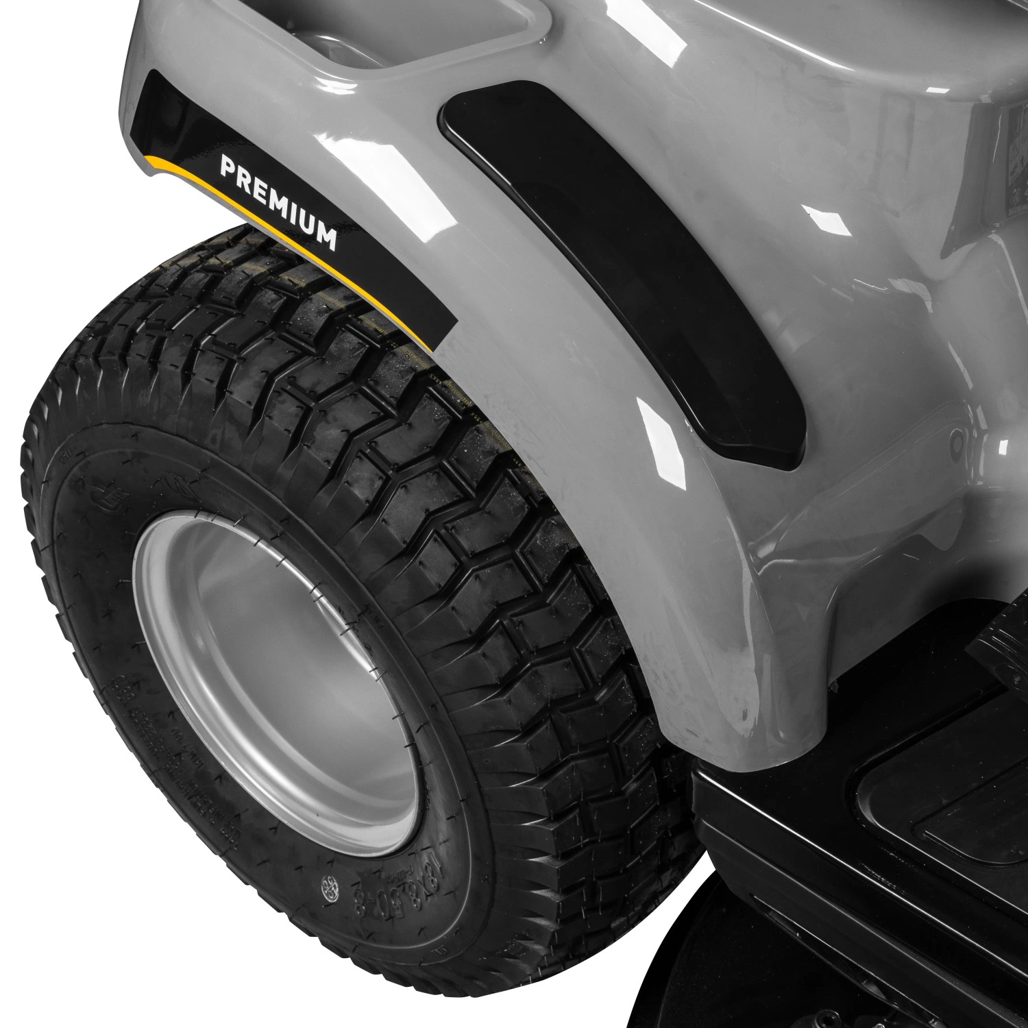 Detailaufnahme: Reifen und Karosserie des Texas Benzin-Rasentraktor Premium TTS98H.