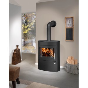 Schwarzer Justus Agero 2.0 Kaminofen (7 kW) mit Holzscheiten im Brennraum.
