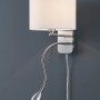Weiße Trio Wandleuchte mit Stoffschirm und flexibler Leselampe, ideal als Wandlampe.