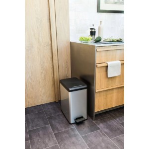 Curver Deco Slim Mülleimer, 25 l, Silber metallic mit Fußpedal in Küche.