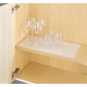 Transparente Wenko Anti-Rutsch-Matte (150x50 cm) im Küchenschrank mit Gläsern.