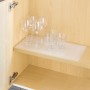 Transparente Wenko Anti-Rutsch-Matte (150x50 cm) im Küchenschrank mit Gläsern.