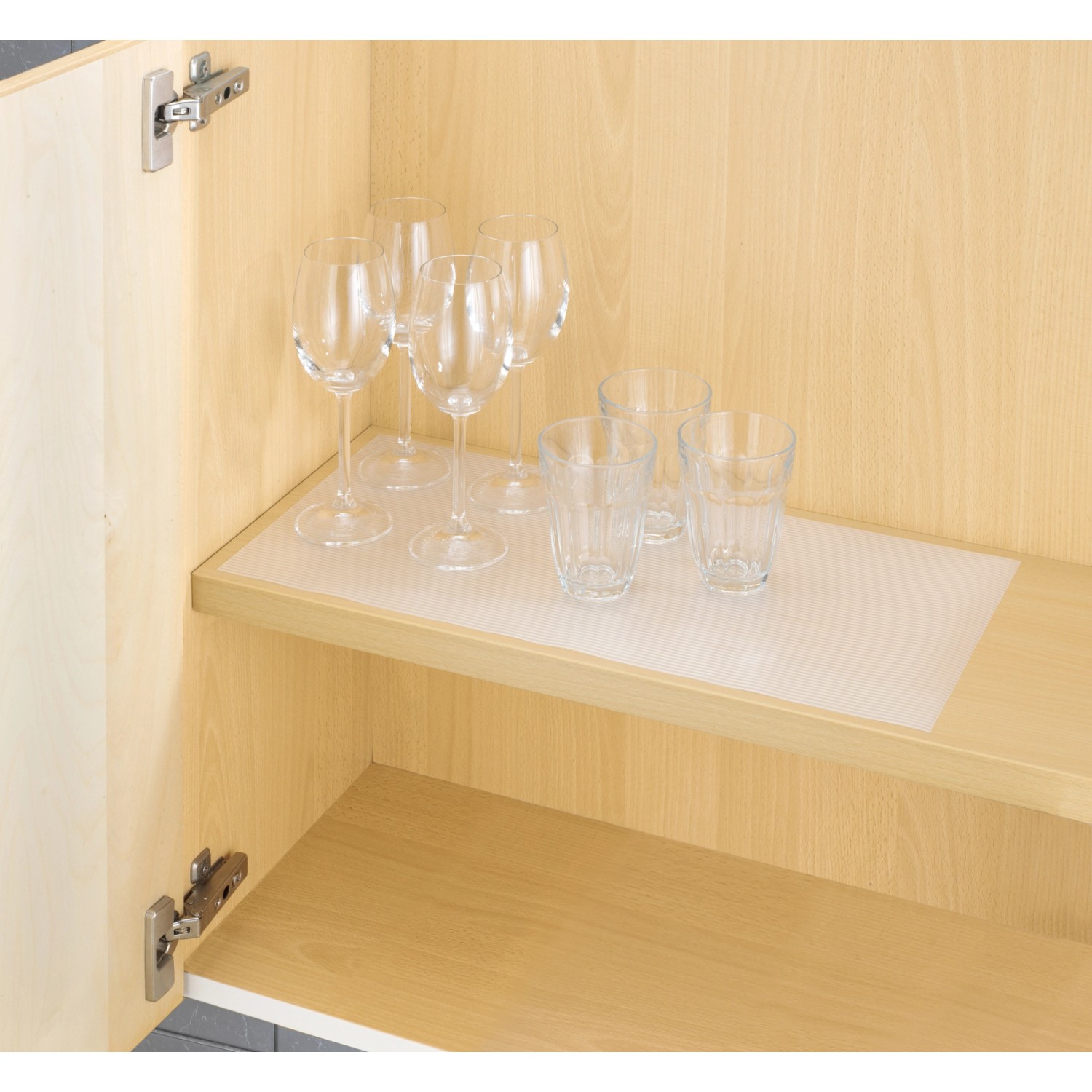 Transparente Wenko Anti-Rutsch-Matte (150x50 cm) im Küchenschrank mit Gläsern.