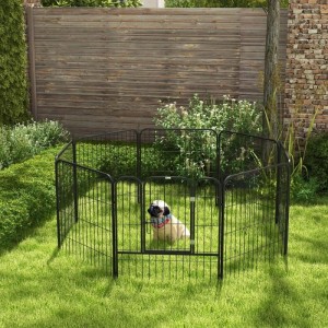 Schwarzes PawHut Freigehege aus Metall mit Tür im Garten, ein Mops sitzt darin. Sicherer Welpenauslauf.