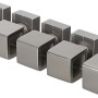 Fünf Vierkantstabhalter aus Aluminium für Treppen und Geländer.