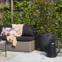 Schwarze Xala Gießkanne (8 l) neben Pflanzkübel im Garten.