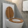 Ovaler Sinobath WC-Sitz in Pinienlook mit Absenkautomatik auf weißer Toilette.