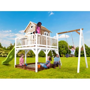 Axi Liam Spielhaus mit Schaukel, Rutsche und Sandkasten im Garten, Kinder spielen.