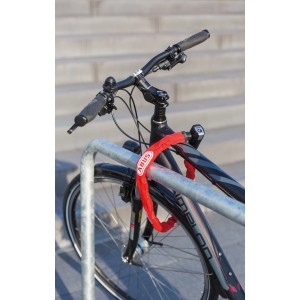Abus Kettenschloss CH Lock 5406 am Fahrrad befestigt, rote Kette mit Textilschlauch.