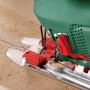Bosch PST 800 PEL Stichsäge in Grün beim Sägen von Holz.