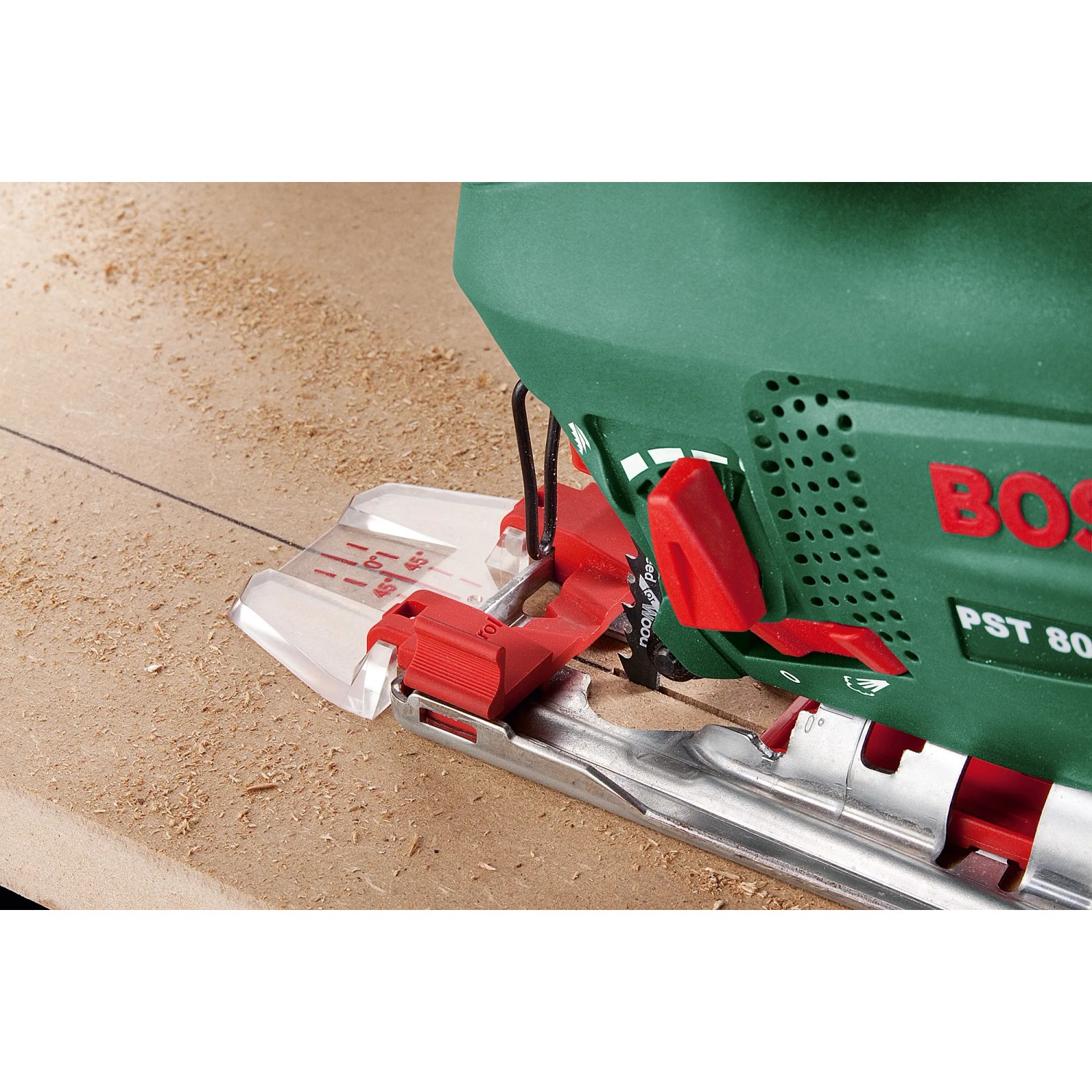 Bosch PST 800 PEL Stichsäge in Grün beim Sägen von Holz.