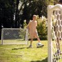 Weißes Exit Scala Aluminium Fußballtor 120x80cm im Garten mit spielenden Kindern.