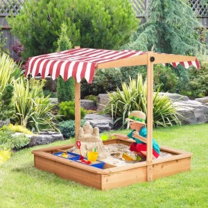 Outsunny Sandkasten aus Holz mit rot-weiß gestreiftem Sonnendach, Kind spielt im Sand. Ideal für den Garten.