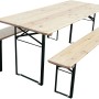 Klappbare Bierzeltgarnitur mit 70 cm breitem Holztisch und zwei Bänken mit grünem Gestell.