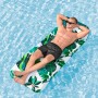 Mann entspannt auf Bestway Luftmatratze Blissfull Drifter mit tropischem Muster im Pool.