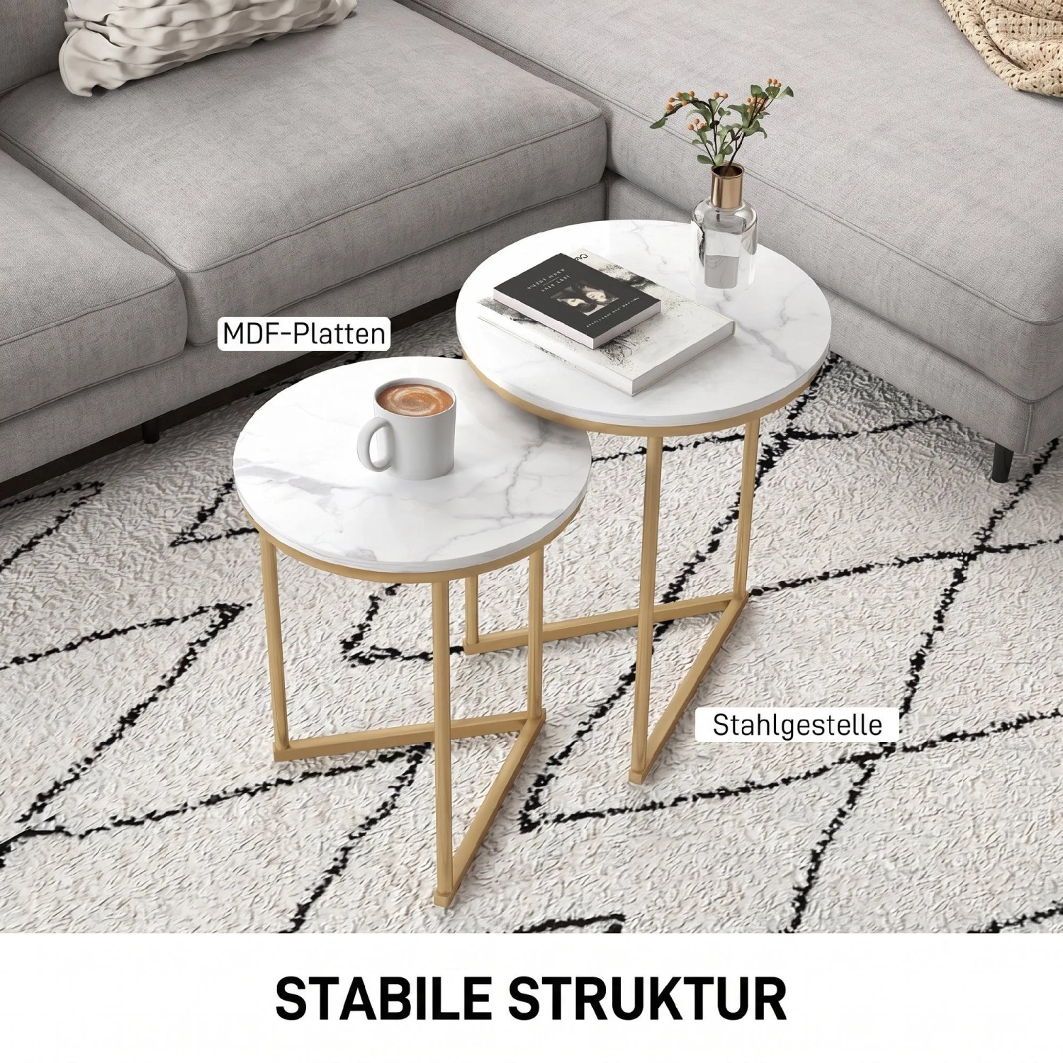 Zwei HOMCOM Beistelltische mit weißer Marmoroptik und goldenen Stahlgestellen, ineinander geschoben im Wohnzimmer.