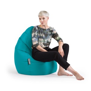 Frau sitzt auf blauem Sitting Point Sitzsack Brava 120 l. Bequemer Sessel für Kinderzimmer.