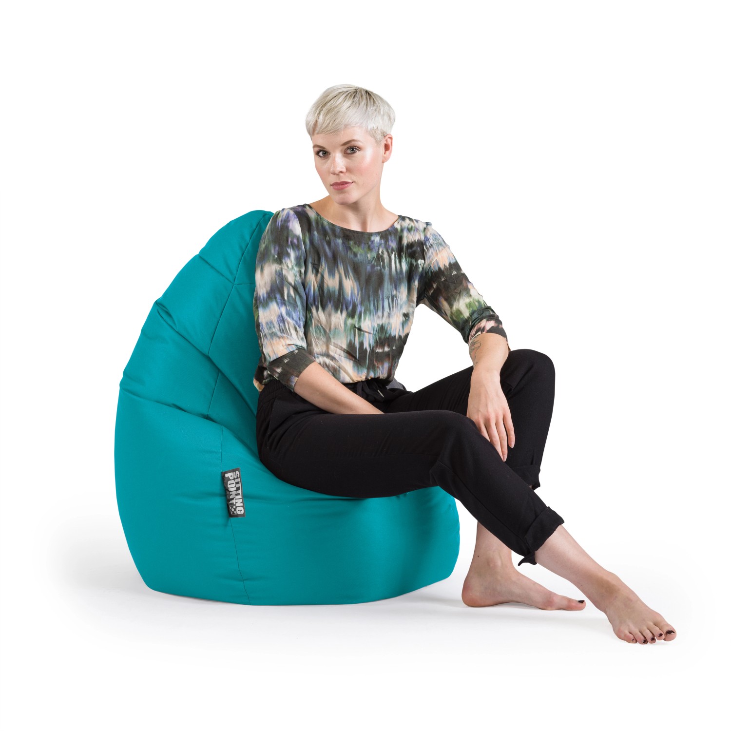 Frau sitzt auf blauem Sitting Point Sitzsack Brava 120 l. Bequemer Sessel für Kinderzimmer.