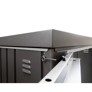 Dunkelgrauer Biohort Metall-Gartenschrank, obere Ecke mit Lüftung und Innenregal. Verstauen von Gartenutensilien.