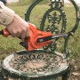 Black+Decker KA900E Powerfeile beim Schleifen einer Gartenbank.