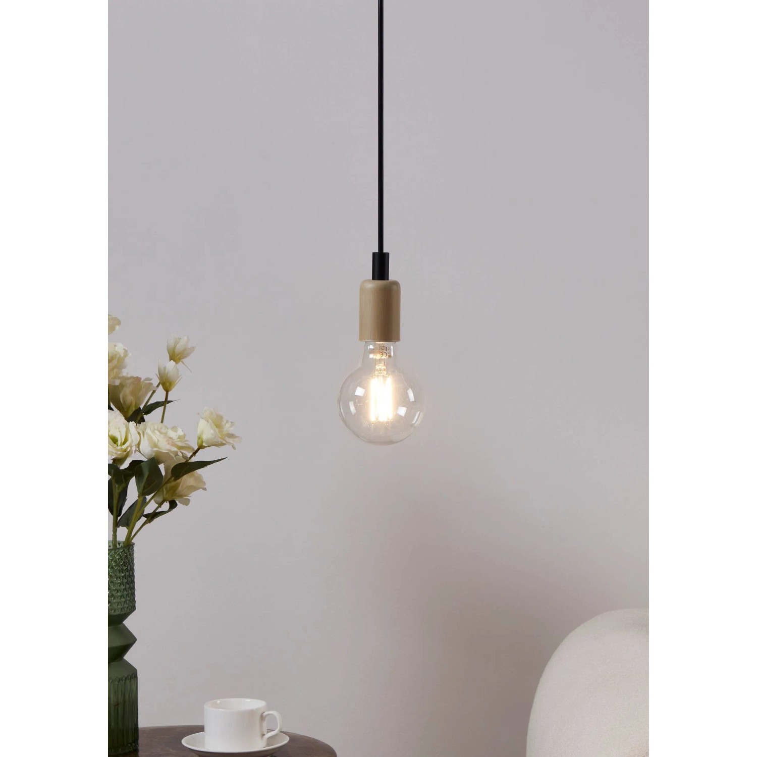 Eglo E27 LED Leuchtmittel in Globeform, 7,5W, warmweiß, an einer Lampe hängend.