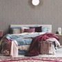 Schlafzimmer mit grauer Vliestapete Trendwall 2 Uni Silber Glänzend von A.S. Création.