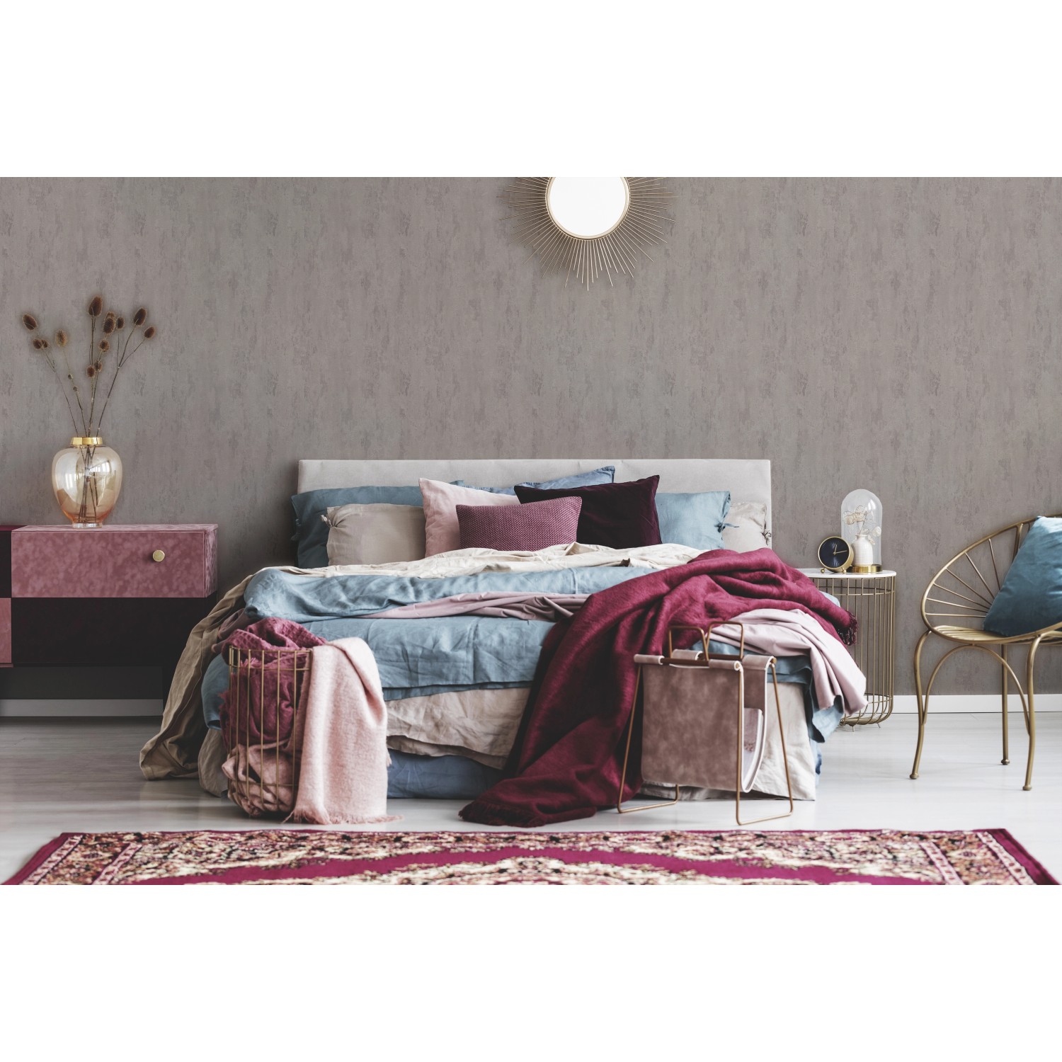 Schlafzimmer mit grauer Vliestapete Trendwall 2 Uni Silber Glänzend von A.S. Création.