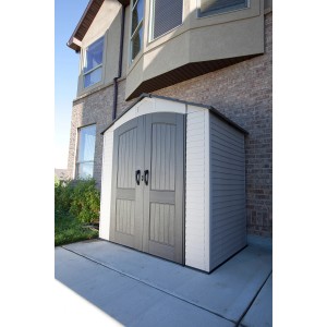 Lifetime Gerätehaus Starlet aus Kunststoff, 215x143x228 cm, mit Doppeltür vor Hauswand.