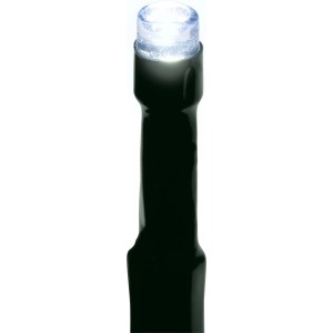 Nahaufnahme einer leuchtenden kaltweißen LED der OBI Lichterkette mit grünem Kabel für Außenbereiche.